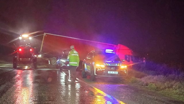 Tır şarampole uçtu