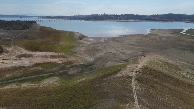 Seyhan Baraj Gölü'ndeki kuraklık ve sonrası dron ile görüntülendi
Kuraklık nedeniyle yıllar sonra ortaya çıkan Alman Köprüsü göl dolunca yine kaybolmaya yüz tuttu
Kuraklık nedeniyle baraj sahası vatandaşlar tarafından tarla yapılıp, marul ve lahana ekilmişti, barajın dolmasıyla birlikte bu ürünler de su altında kaldı