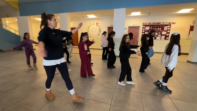 Yüksekova'da kültür sanat buluşması: Hakkari halayı ile Ege'nin zeybeği buluştu