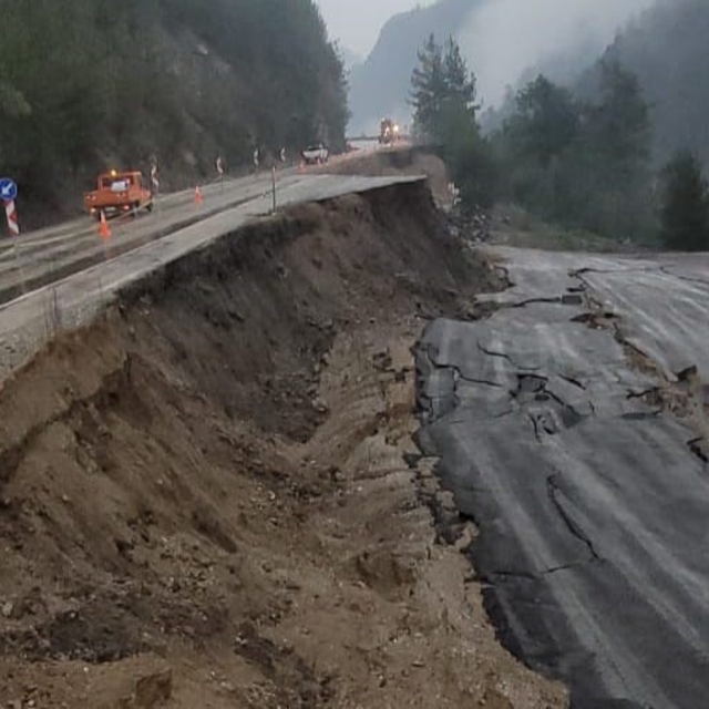 Feke'de helikopter pistinde heyelan meydana geldi