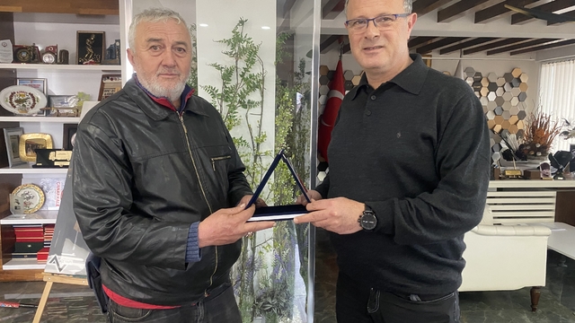 Manisa'da temizlik işçisi, para ve ziynet eşyası olan çantayı sahibine ulaştırdı