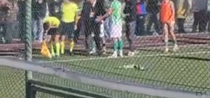 Tribünden hakeme skuter attı; o anlar kamerada
