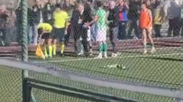 Tribünden hakeme skuter attı; o anlar kamerada