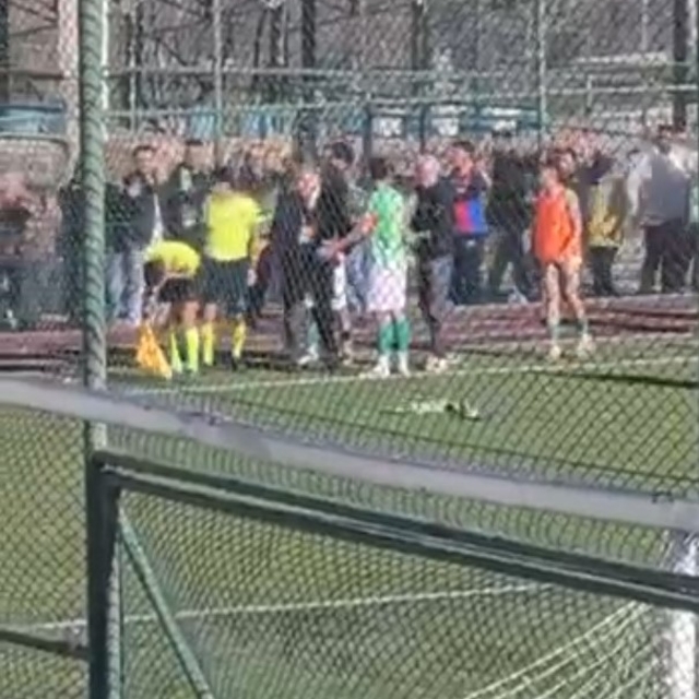 Tribünden hakeme skuter attı; o anlar kamerada