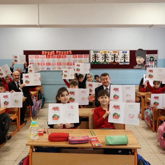 Bilecik'te 'Bilecik'i Herkes Bilecek' boyama kitabı öğrencilere dağıtıldı