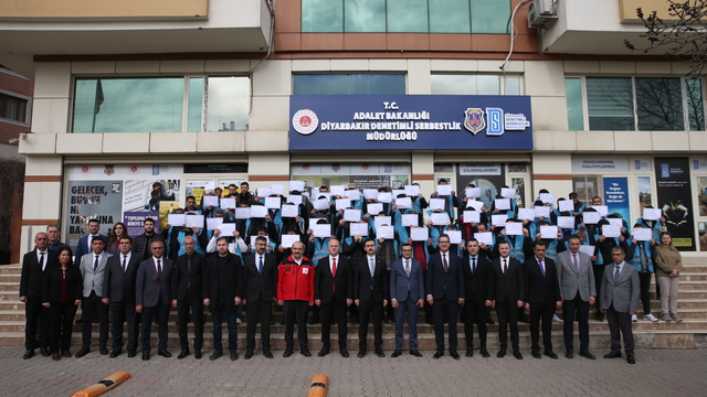 Diyarbakır'da farklı kurslara katılan 120 hükümlüye sertifikaları verildi