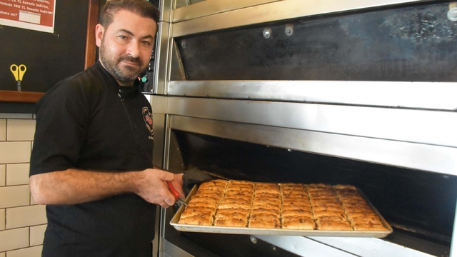İftarların vazgeçilmezi hurmadan börek yaptı