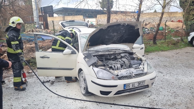 Muğla'da park halindeki otomobil alev aldı