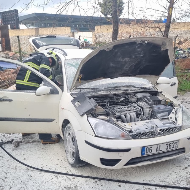 Muğla'da park halindeki otomobil alev aldı
