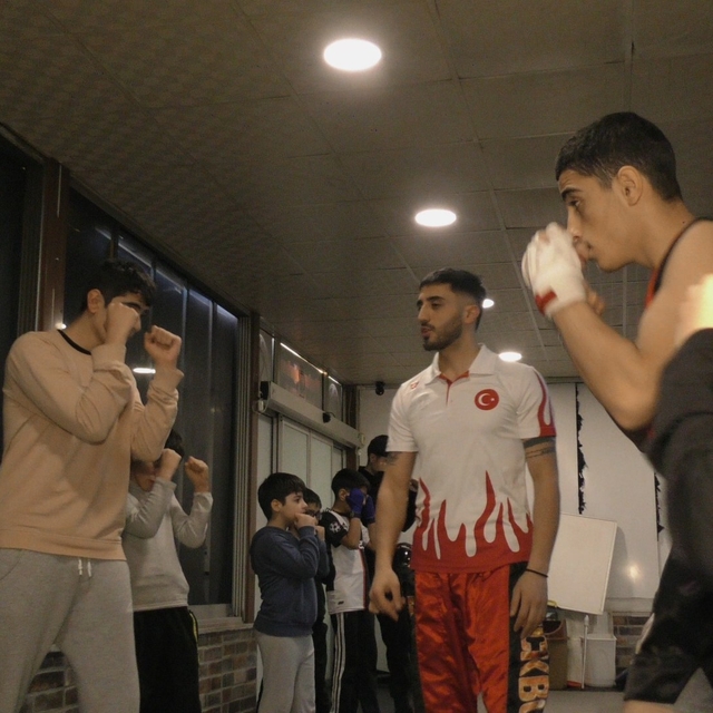 Gençleri kötü alışkanlıklardan uzak tutmak için açtığı salonda sporcu yetiş...