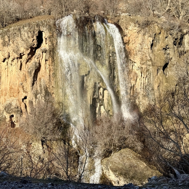 Hakkari'de şelaleler yağışların etkisiyle akmaya başladı