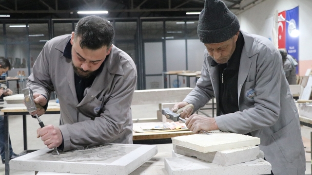 Baba-oğul, tarihi Rum Yetimhanesi'nin bahçesinde kurulan atölyede taşa şekil veriyor