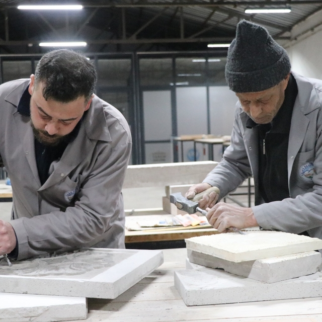 Baba-oğul, tarihi Rum Yetimhanesi'nin bahçesinde kurulan atölyede taşa şeki...