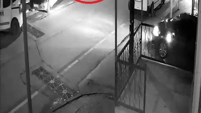 Bursa'da kan donduran cinayet anı kameraya yansımıştı... 280 saat kamera izleyip cinayeti çözdüler
25 milyon liralık arazi satışından dolayı işlenen cinayetin şüphelileri şafak operasyonuyla yakalandı
Bursa polisinden cinayet operasyonu: 280 saatlik görüntüyle 5 şüpheli yakalandı, 4'ü tutuklandı