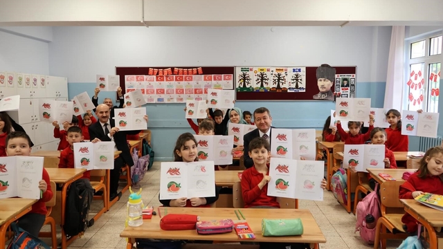 Bilecik'te 'Bilecik'i Herkes Bilecek' boyama kitabı öğrencilere dağıtıldı