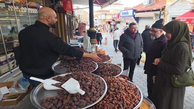 Kütahya'da hurma tezgâhlardaki yerini aldı, fiyatlar 150 TL'den başlıyor