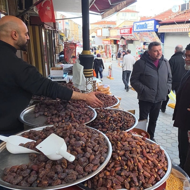 Kütahya'da hurma tezgâhlardaki yerini aldı, fiyatlar 150 TL'den başlıyor