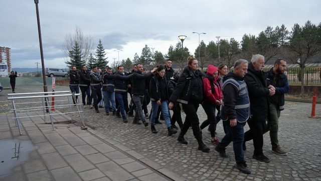 Kastamonu'da uyuşturucu operasyonunda yakalanan 12 şüpheli adliyeye sevk edildi