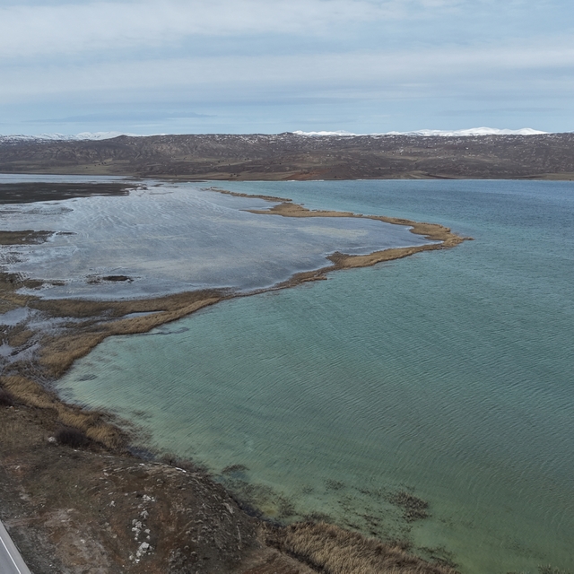 Eriyen kar suları nedeniyle Tödürge Gölü taştı