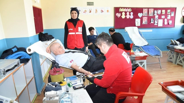 MEM Müdürü Selehattin Kal kan bağışı yaparak örnek oldu
Milli Eğitimden Kızılay'a destek, "Bir Ünite Kan, Üç Can"