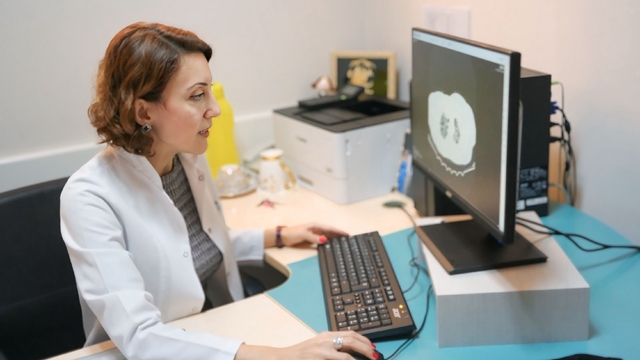 Kuş besleyenlere kritik uyarı: Akciğerde geri dönüşümsüz hasar riski
Göğüs Hastalıkları Uzmanı Dr. Öğr. Gör. Aliye Gamze Çalış:
"Kuşçu akciğeri rahatsızlığı önlem alınmazsa solunum yetmezliğine kadar ilerleyebilir"
"Tanı konulmasına rağmen kuş beslemeye devam edilmesi ciddi sonuçlara yol açabilir"