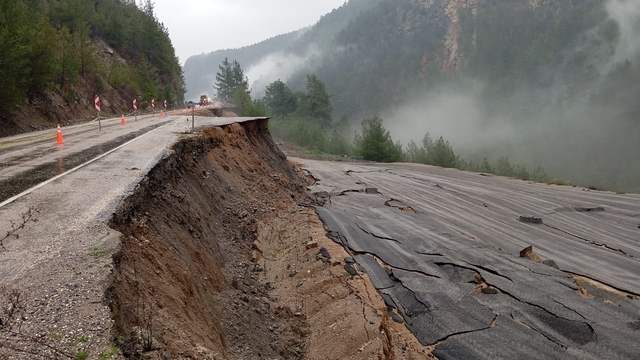 Adana'da helikopter pisti olarak kullanılan alan, heyelanda çöktü