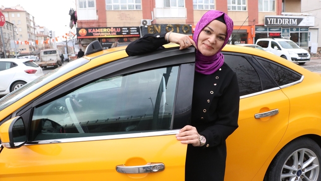 Şoförleri ayrılınca durakta eşine yardım için direksiyona geçen Nuriye, 10 yıldır taksicilik yapıyor