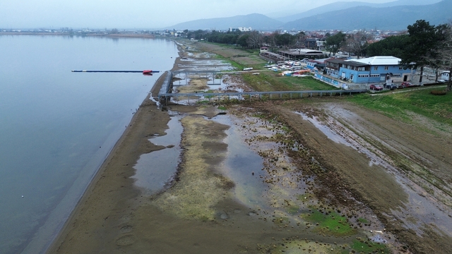 Fabrikaların tonlarca su çektiği İznik Gölü 200 metre çekildi