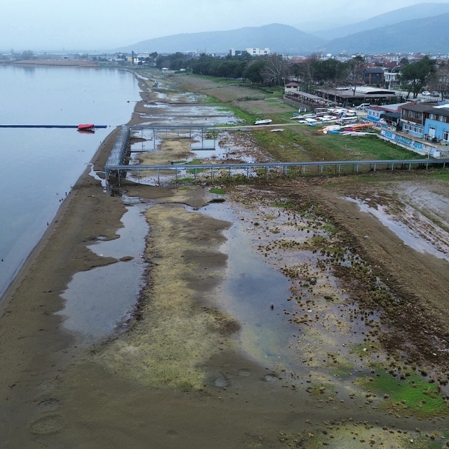Fabrikaların tonlarca su çektiği İznik Gölü 200 metre çekildi