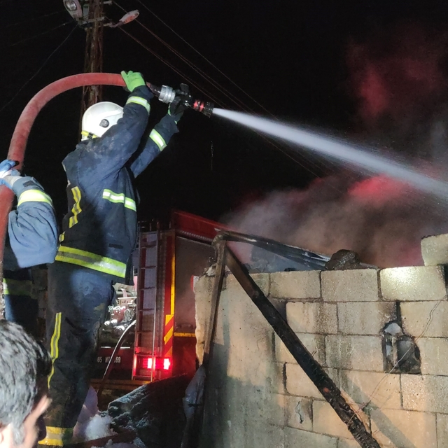 Van'da korkutan ahır yangını: 3 inek son anda kurtarıldı
