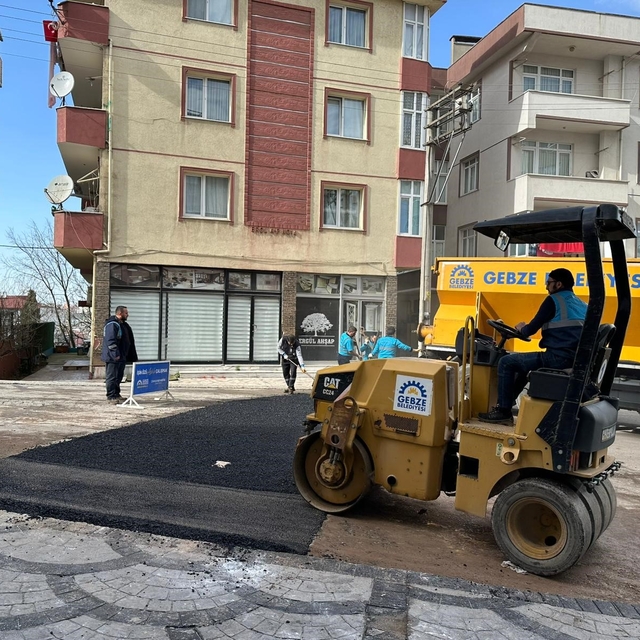 Gebze'de ulaşım konforu için asfalt yama çalışması yapılıyor
