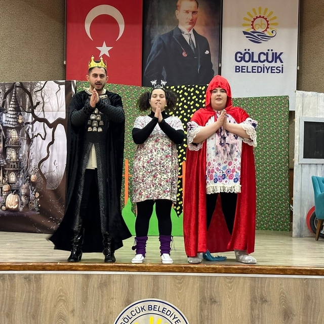 Gölcük'te çocuklar tiyatroyla buluştu