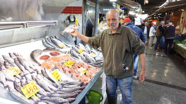 Ramazan sofralarında 'balık' ikilemi: Şifa mı, susuzluk mu
Esnaf "balık yemek dinç tutar" dedi, vatandaş "susatır" cevabını verdi