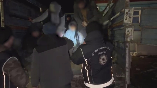 Kamyonetten 19 kaçak göçmen çıktı; 3 gözaltı