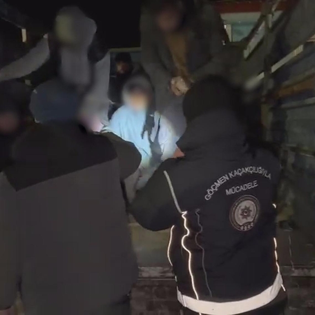 Kamyonetten 19 kaçak göçmen çıktı; 3 gözaltı