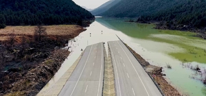 Yağmur ve sel sularının kapattığı Antalya-Konya Kara yolunda sular henüz çe...