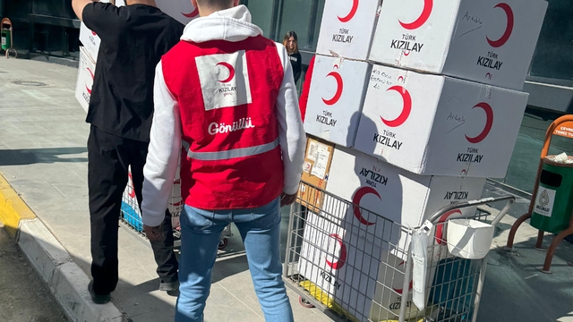 Mardin'de Türk Kızılay Artuklu Şubesince hastanede tedavi gören çocuklara giysi desteği