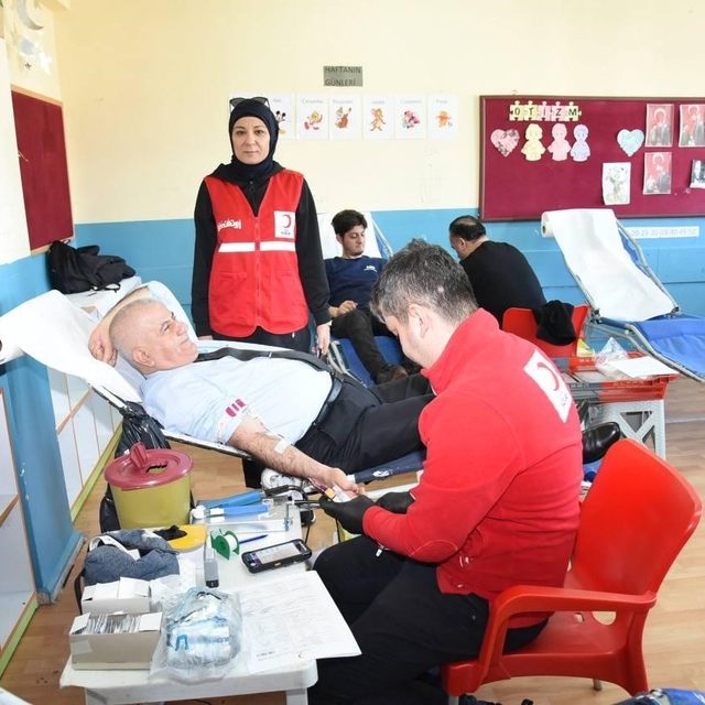 MEM Müdürü Selehattin Kal kan bağışı yaparak örnek oldu
Milli Eğitimden Kız...