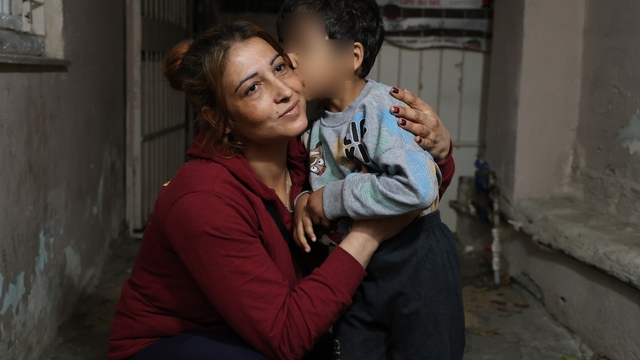 Otogarda söyledikleriyle yürekleri dağlayan çocuk ve ailesi, yeni evlerine kavuştu
Sözleri yürekleri yakmıştı, sıcak yuvalarına kavuştular