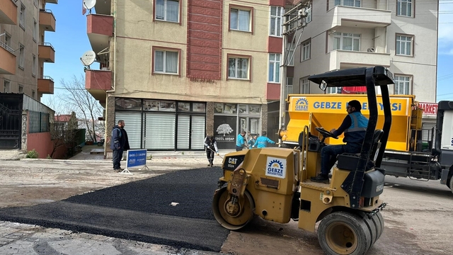 Gebze'de ulaşım konforu için asfalt yama çalışması yapılıyor