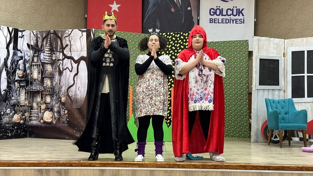 Gölcük'te çocuklar tiyatroyla buluştu