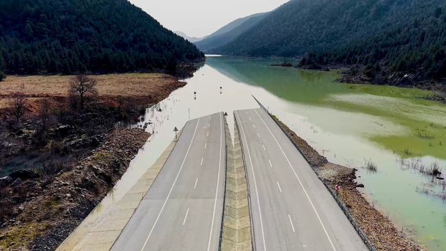 Yağmur ve sel sularının kapattığı Antalya-Konya Kara yolunda sular henüz çekilmedi
Yeni Antalya-Konya karayolu tamamen trafiğe kapatıldı
Bölgedeki su dron ile havadan görüntülendi