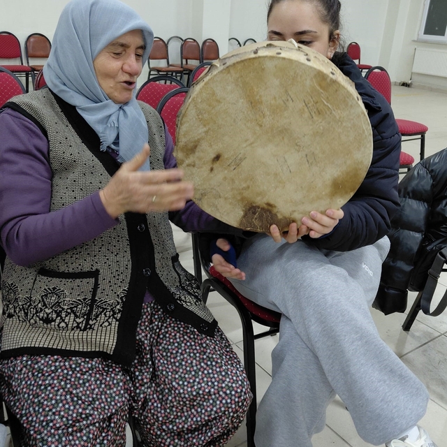 Pazarlar'da halk oyunları kursunda seslendirilen yöresel ezgiler