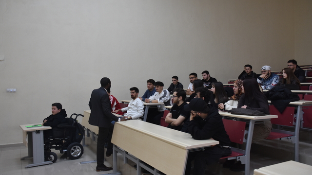 SMA hastası Berk hayalini kurduğu meslek için üniversite sıralarında