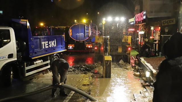 Çorlu'da gece yarısı altyapı alarmı: Kanalizasyon hattı çöktü
Başkan çöken alanda açıklama yaptı