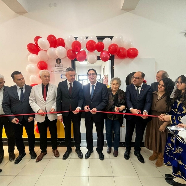 Depremde kaybettiği çocuklarının anısını bilim ve sanatla yaşatıyor