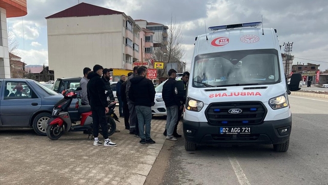Motosiklet ile otomobil çarpıştı: 1 yaralı
