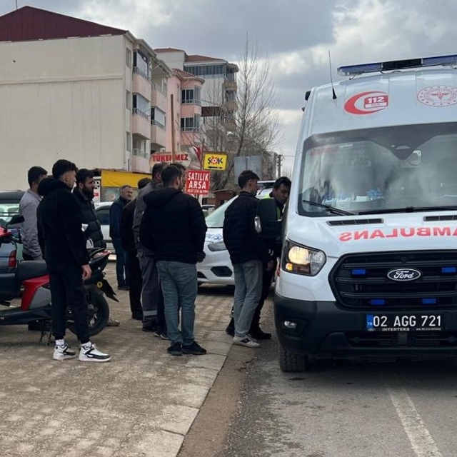 Motosiklet ile otomobil çarpıştı: 1 yaralı