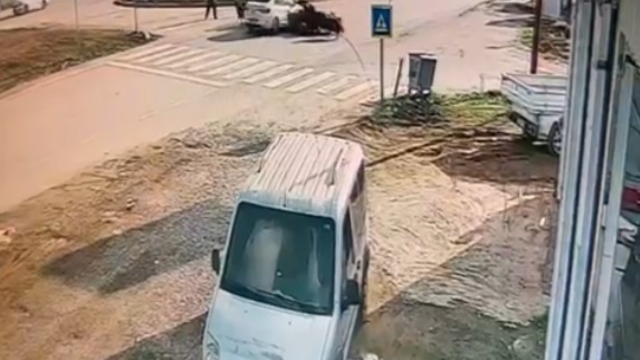 Otomobilin keçi sürüsüne çarptığı kaza kamerada
