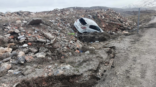 Malatya'da takla atan otomobildeki aynı aileden 5 kişi yaralandı